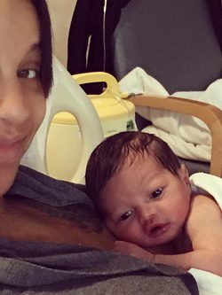 Crystal Renay con su hijo en brazos / Instagram