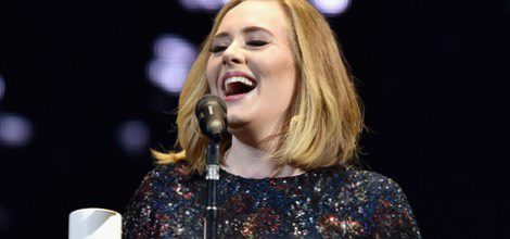 Adele sonríe en uno de sus conciertos