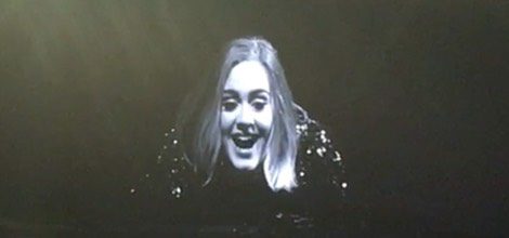 Adele posa para un selfie en el O2 de Londres