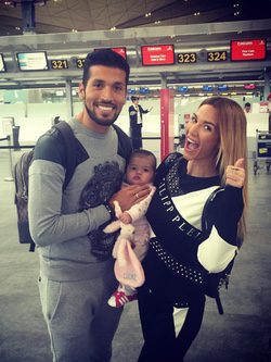 Tamara Gorro, Ezequiel Garay y Shaila en el aeropuerto / Instagram