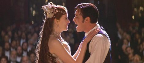 Nicole Kidman y Ewan McGregor cantando en una escena de 'Moulin Rouge'