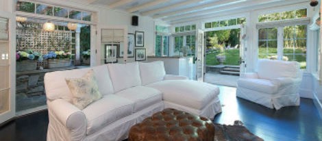 La sala de estar está decorada con vigas de madera en color blanco