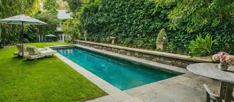 Una maravillosa piscina culmina el exterior de la casa de Lawrence