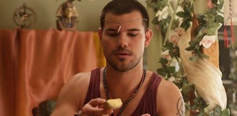 Taylor Lautner como Dale en la sitcom británica 'Cuckoo' | Instagram