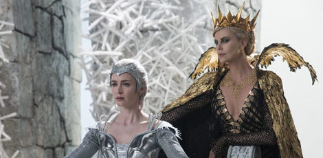 Emily Blunt y Charlize Theron en 'El cazador y la reina del hielo
