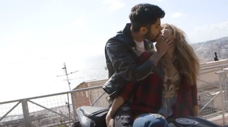 Zayn Malik besando a Gigi Hadid encima de una moto | Youtube: Vogue