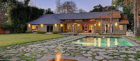 La casa de Megan Fox cuenta con piscina y jacuzzi en el jardín