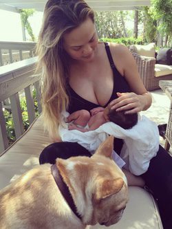 Chrissy Teigen con la pequeña Luna en brazos / Instagram