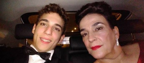 Miguel Herrán junto a su madre, Belén, camino de la entrega de los Premios Goya 2016