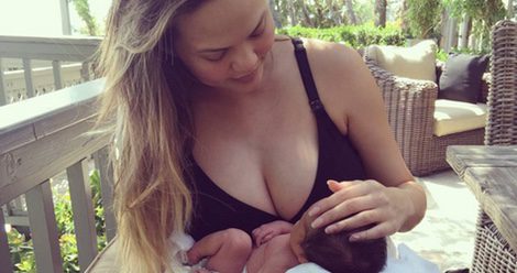 Chrissy Teigen con su hija Luna en brazos / Instagram