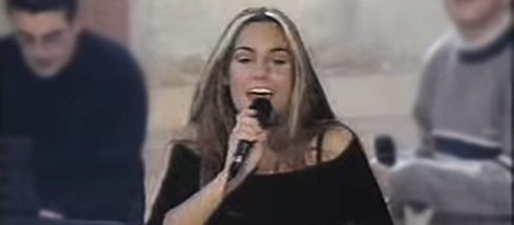 Edurne cantando con su grupo Trastos en la gala de Reyes Magos de TVE en el año 2000