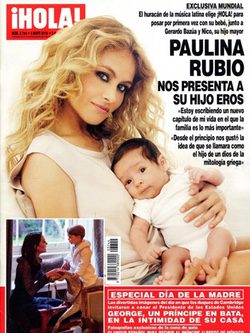 Paulina Rubio posando con su hijo Eros