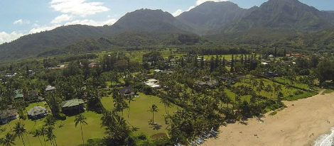 La mansión se encuentra ubicada entre las montañas de Kauai y la famosa Bahía de Hanalei