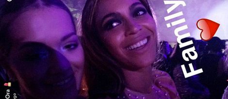 Queen-B y Rita Ora posando en Snapchat durante la Met Gala 2016 /Imagen: Snapchat