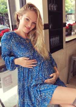 Candice Swanepoel luciendo embarazo el Día de la Madre / Instagram