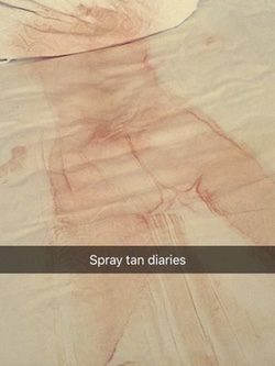 La silueta de Chrissy Teigen impregnada en las sábanas por el spray bronceador