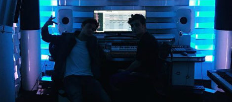 Julian Jordan y Martin Garrix posan para sus seguidores en un estudio de grabación