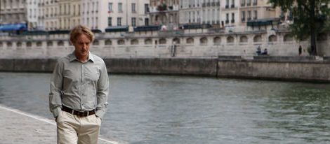 Owen Wilson como Gil Pender paseando junto al Sena en 'Midnight in Paris'