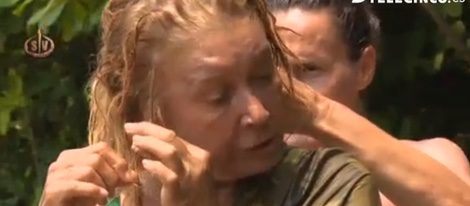 Dulce ayuda a Mila Ximénez con su pelo en 'Supervivientes 2016' / Imagen: telecinco.es