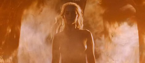 Como una diosa griega Daenerys salió del templo en llamas /Imagen:HBO