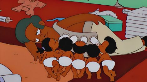 Apu alimentando a sus ocho hijos