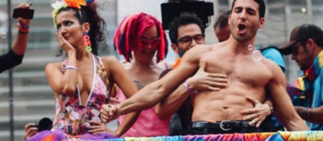 Miguel Ángel Silvestre en una carroza el día del Orgullo Gay en Rio de Janeiro
