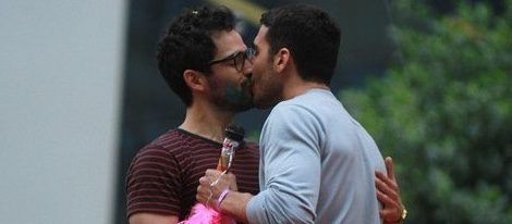 Miguel Ángel Silvestre y Alfonso Herrera besándose en el día del Orgullo Gay en Rio de Janeiro