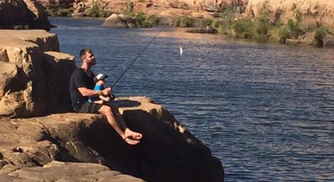 Chris Hemsworth pescando con su hijo / Instagram