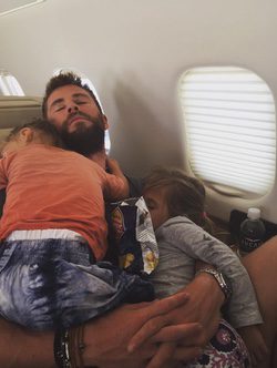 Chris Hemsworth durmiendo con sus hijos / Instagram