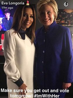Eva Longoria y Hillary Clinton durante el evento 'She's With Us'/ Fuente: SanpChat