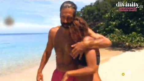 Paco y Steisy pasean abrazados por la playa en 'Supervivientes 2016'
