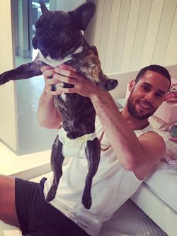 Mario Suárez poniendo un pañal a Roco / Instagram