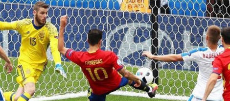 Cesc Fábregas salvando al equipo de un gol contrario en la Eurocopa 2016