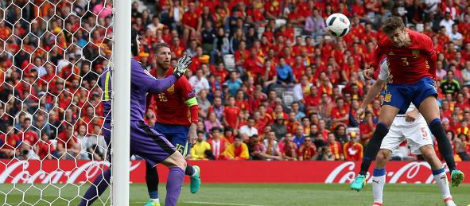 Gerard Piqué rematando con la cabeza en su primer gol de la Eurocopa 2016