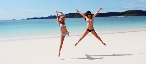Elsa Pataky y su amiga April saltando en una playa de Hayman / Instagram