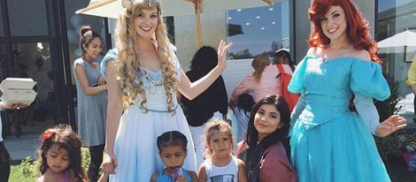 Kylie Jenner con las cumpleañeras y las princesas Disney / Fuente: Instagram