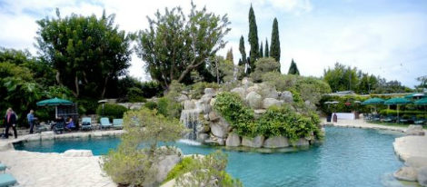 La piscina de la mansión Playboy queda conectada con la famosa cueva que Hefner construyó en los años 70