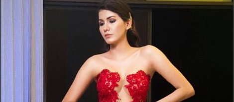 Yumara López posando con un vestido rojo de noche