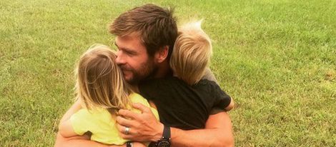 Chris Hemsworth abrazando a Tristan y Sasha el día de su segundo cumpleaños