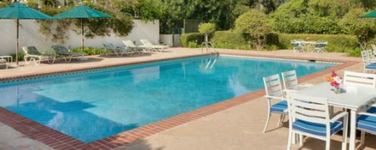 La casa de Taylor Swift cuenta con una piscina exterior y otra interior