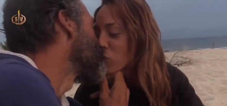 Paco besando a Steisy a la orilla del mar/ Telecinco.es