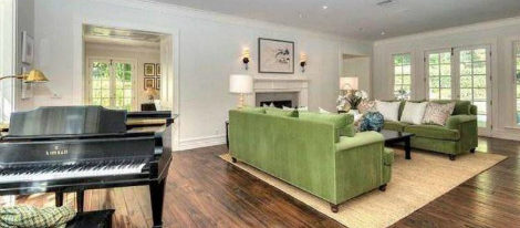 Uno de los salones de la mansión de Adele se caracteriza por su piano de cola