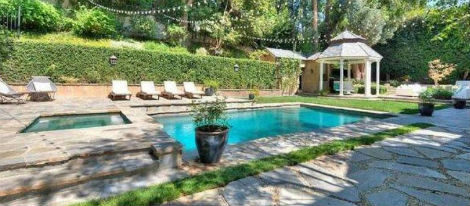 La mansión de Adele, en Los Angeles, cuenta con piscina exterior y spa