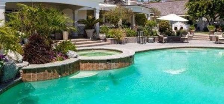 Jardín y piscina de la casa de Jennifer Lopez