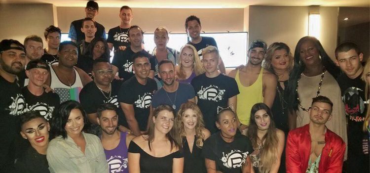 Demi Lovato y Nick Jonas junto a los empleados del club nocturno 'Pulse' de Orlando / Fuente: Facebook
