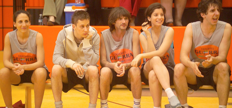 Los habitantes del edificio conformando un equipo de baloncesto patrocinado por Deportes Guerra