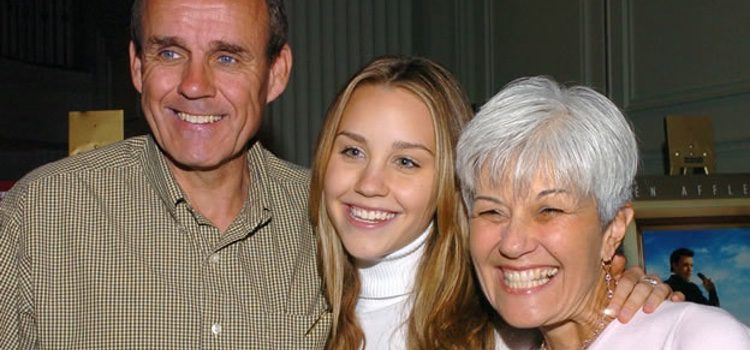 Amanda Bynes con sus padres