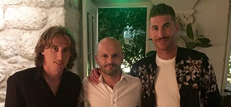 Sergio Ramos y Luka Modric con el dueño del restaurante / Instagram