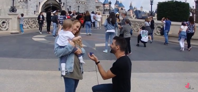 Jonathan pidiendo matrimonio a Yolanda en Disneyland París