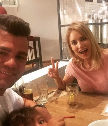 Alba Carrillo y Fonsi Nieto cenando con Lucas / Instagram